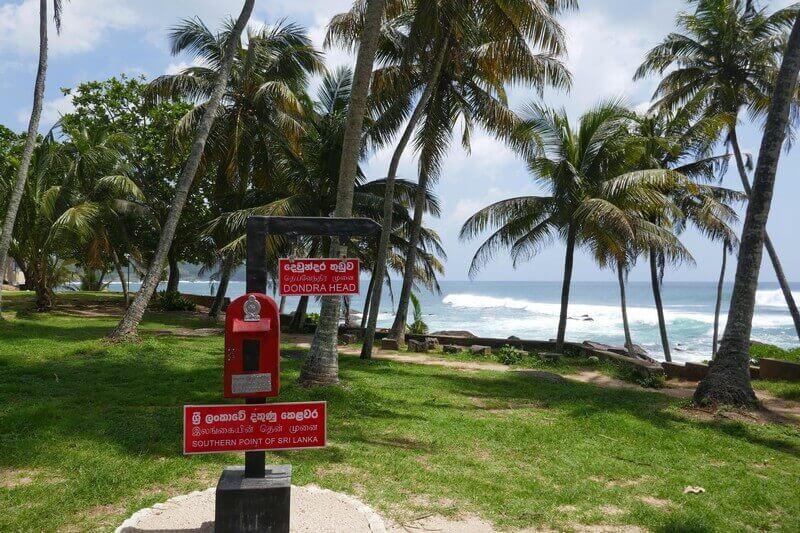 מגדלור Dondra Head עומד מול ים כחול עמוק — southernmost point of Sri Lanka.