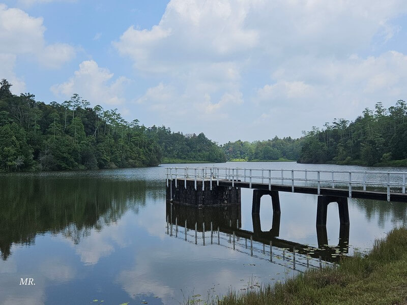 Hiyare reservoir - recommended day trip spot on any Sri Lanka itinerary