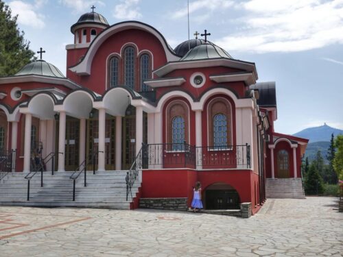 מקומות לטייל ליד סלוניקי. מנזר אגיה טריאס הוא אפשרות לטיול יום מסלוניקי יוון, פתוח גם ביום ראשון