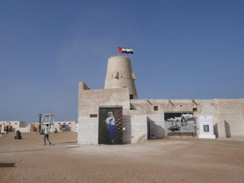 מדובאי מגיעים אל ראס אל-ח'ימה Ras al Khaimah . בעיר יש מלונות, מסעדות, מקומות בילוי ואטרקציות תיירות. כפר היסטורי