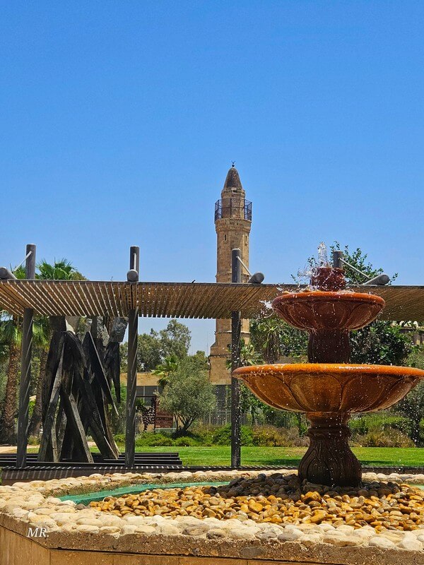 גן פסלים במרחב הציבורי הצמוד לרחבת מתחם המוזיאונים