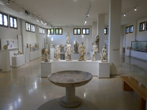 המוזיאון הארכיאולוגי בדיון על מורדות האולימפוס הוא אחד המוזיאונים המרתקים ביוון