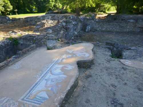ביקור באתרים ארכיאולוגיים ומוזיאונים הוא חלק חשוב מהטיול ביוון. דיון העתיקה האל זאוס
