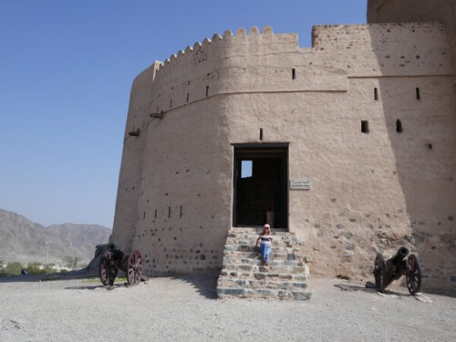 נסיכות פוג'ירה, דובאי Fujairah . מבצר פוג'ירה – Fujairah fort. אתרים ומקומות לטייל באמירויות הערביות.