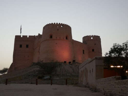 מבצר פוג'ירה – Fujairah fort, אחת האטרקציות לאר רחוק מדובאי. נסיכות מרתקת עם טבע, תרבות והיסטוריה