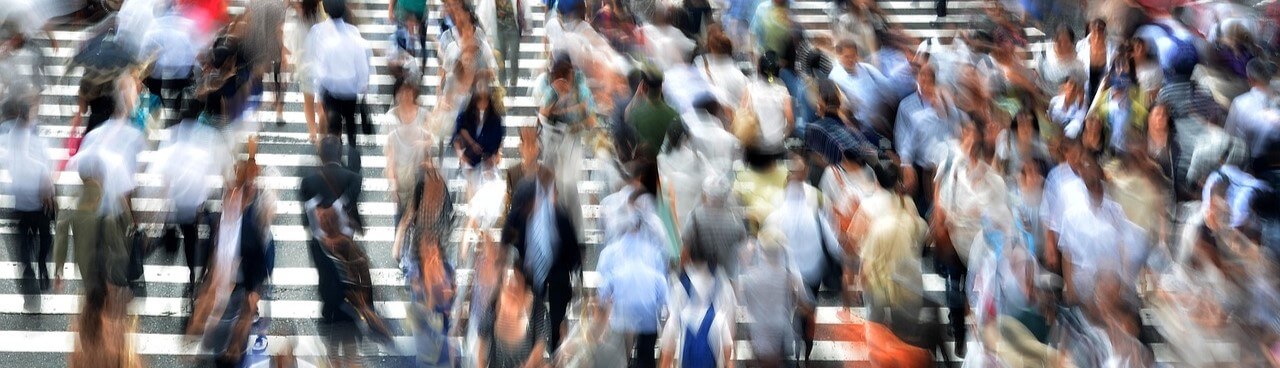 המוני אנשים ברחוב בערים מודרניות modern city with many people