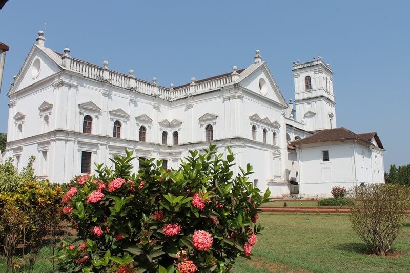 רחוב ומבנים היסטוריים בעיר העתיקה Old Goa בהודו. אתר תיירות מומלץ לביקור