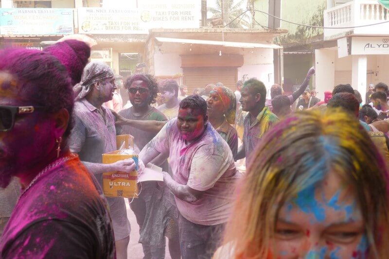 חגיגות צבעוניות של Holi Festival ברחובות גואה בהודו. Happy Holi