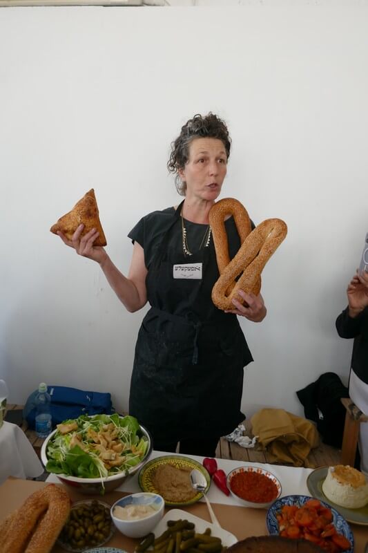לילך רובין עורכת סיורים וסיפורים על אוכל ישראלי ירושלמי מכל העדות והסוגים