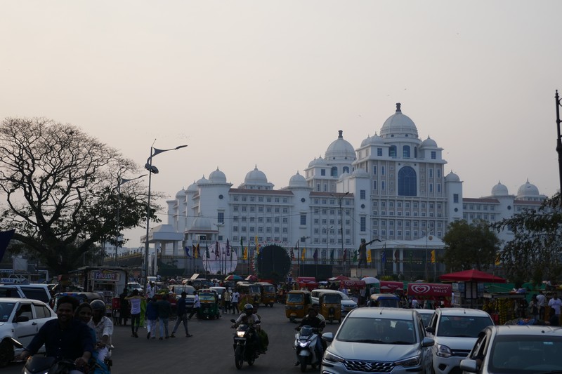 Lumbini Park לצד האגם נמצא פארק שעשועים עם מתקנים ושייט, במיוחד אם אתם עם ילדים.