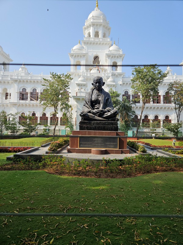Taj Falaknuma palace מלון המפואר טאג' פאלאקנומה הוא ארמון לשעבר וכיום מלון יוקרה