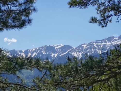 גם בתחילת חודש יוני פסגת האולימפוס עדיין מכוסה בשלג. אפשר לטייל באולימפוס יוון, במפלים וביערות