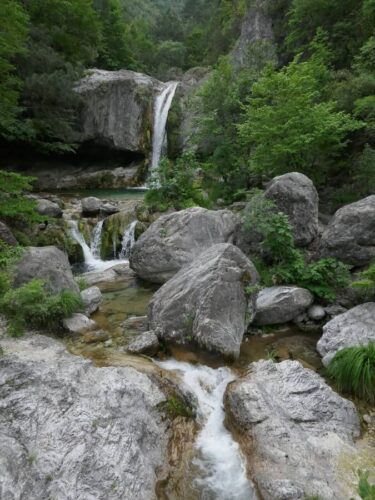 סדרת מפלי אורליאס Orlias Waterfalls הם סדרה של מפלים מרשימים על מורדות הר אולימפוס Mt Olympus