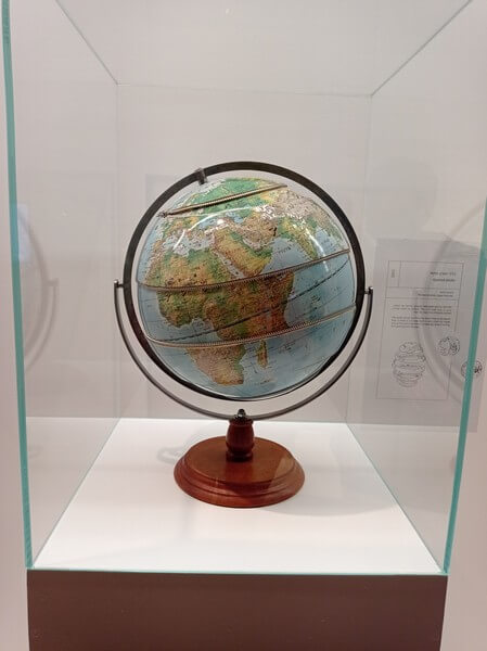 מיצב של כדור הארץ עם רוכסן, מראה את החידוש וגם את הישן בו זמנית. תערוכה בחיפה