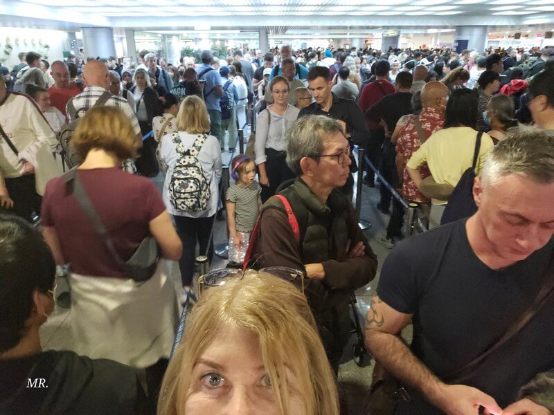 שדה תעופה עמוס בויטנאם. תור ארוך שיכול לגרום לעקוב או פספוס של טיסה